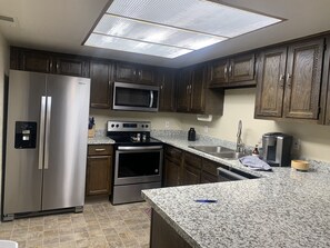 Jääkaappi, mikroaaltouuni, uuni, liesi