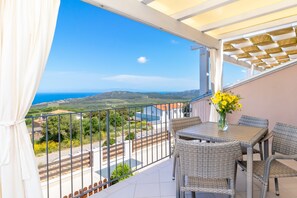 Outdoor dining - Apartment "Vista Bocche di Bonifacio" with Outdoor Pool (Isola Rossa)