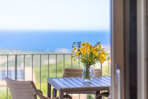 Outdoor dining - Apartment "Vista Bocche di Bonifacio" with Outdoor Pool (Isola Rossa)