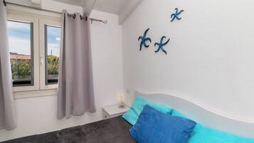 1 bedroom, bed sheets
