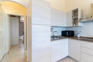 Frigorifero, microonde, forno, piano cottura