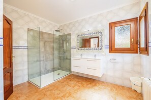 Bathtub, hair dryer, towels - Holiday Home "Tomymar" with Pool, Wi-Fi, Garden, and Terrace (Cala Ratjada)
