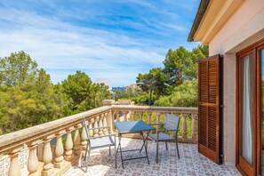 Outdoor dining - Vacation Home Tomymar with Pool, Wi-Fi, Garden & Terrace (Cala Ratjada)