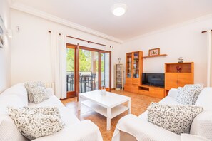 TV - Vacation Home Tomymar with Pool, Wi-Fi, Garden & Terrace (Cala Ratjada)
