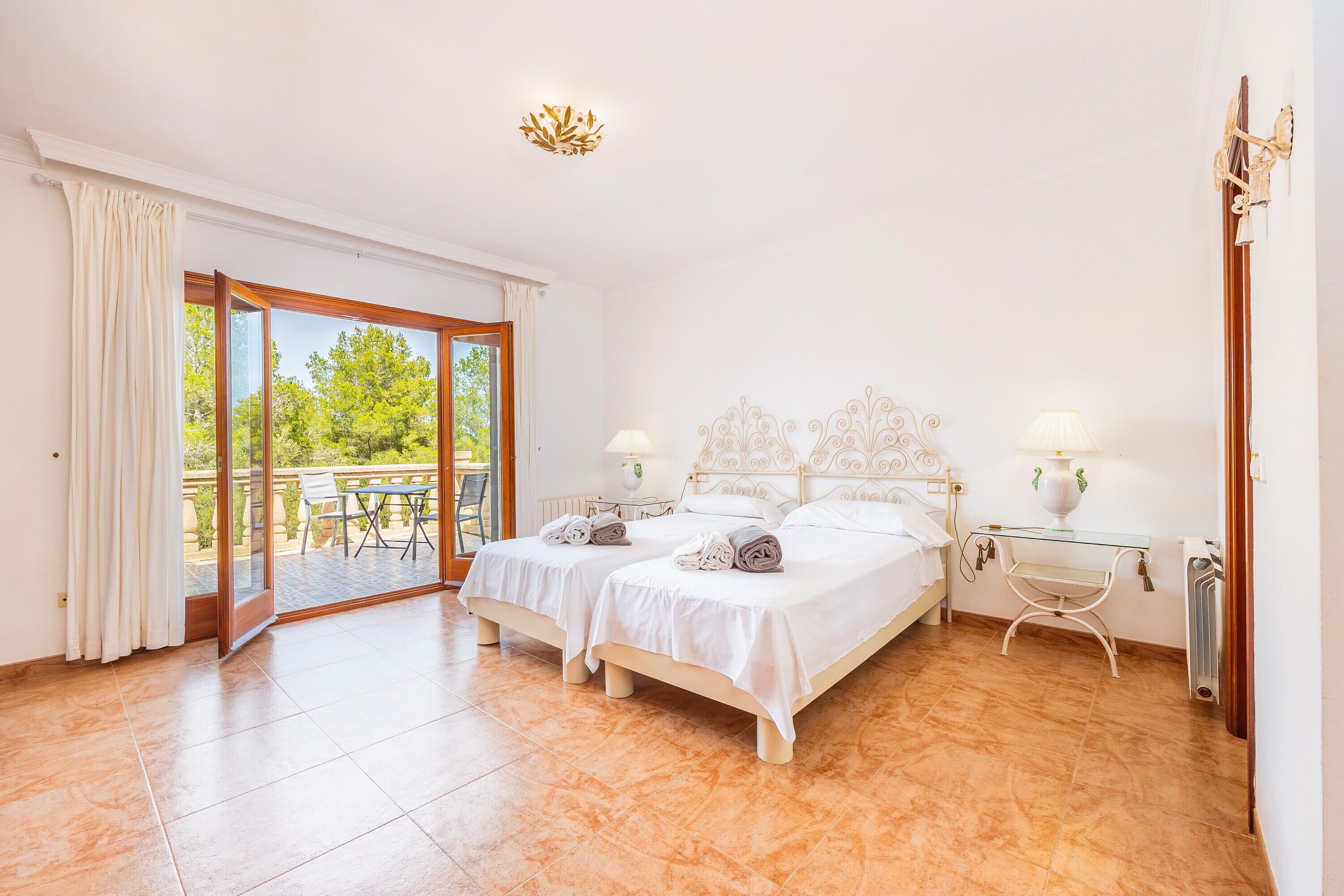 4 bedrooms, iron/ironing board, free WiFi, bed sheets