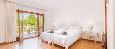 4 bedrooms, iron/ironing board, free WiFi, bed sheets