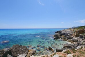 Una spiaggia nelle vicinanze