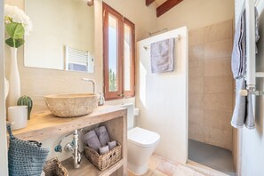Shower, hair dryer, towels - Holiday Home 'Redonda 1' with Mountain View, Shared Pool and Wi-Fi (Costitx)