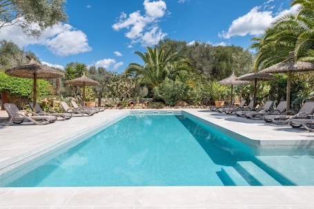 Pool. Holiday Home 'Apartamento Arco' with Mountain View, Shared Pool and Wi-Fi