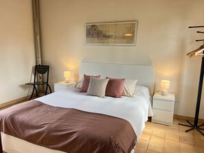 2 chambres, fer et planche à repasser, Wi-Fi gratuit, draps fournis
