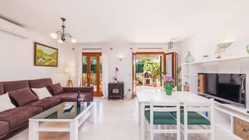 Télévision, cheminée, lecteur de DVD