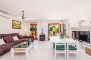 TV, fireplace, DVD player - Vacation Home "Casa Ginebro" near Beach with 2 Private Terraces & Wi-Fi (Font de sa Cala)
