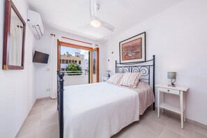 3 bedrooms, iron/ironing board, free WiFi, bed sheets - Vacation Home "Casa Ginebro" near Beach with 2 Private Terraces & Wi-Fi (Font de sa Cala)