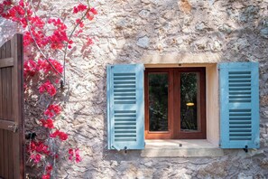 Exterior detail - Holiday Home 'Casa Pina' with Mountain View, Shared Pool and Wi-Fi (Costitx)