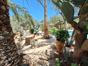 Property grounds - Holiday Home 'Casa Pina' with Mountain View, Shared Pool and Wi-Fi (Costitx)