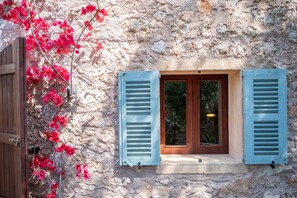 Exterior detail - Holiday Home 'Casa Pina' with Mountain View, Shared Pool and Wi-Fi (Costitx)