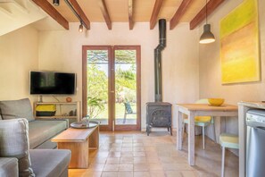 Televisión y chimenea