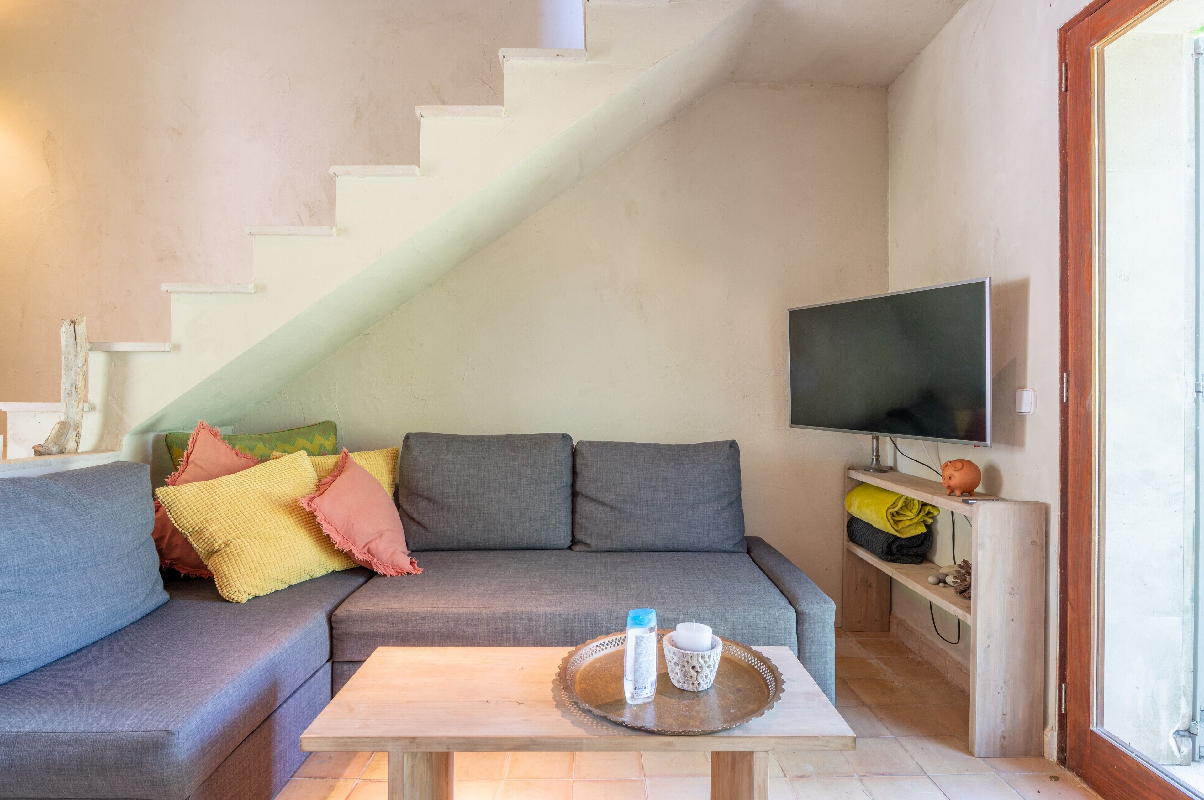 Televisión y chimenea 