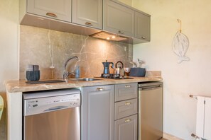 Réfrigérateur, four, plaque de cuisson, lave-vaisselle