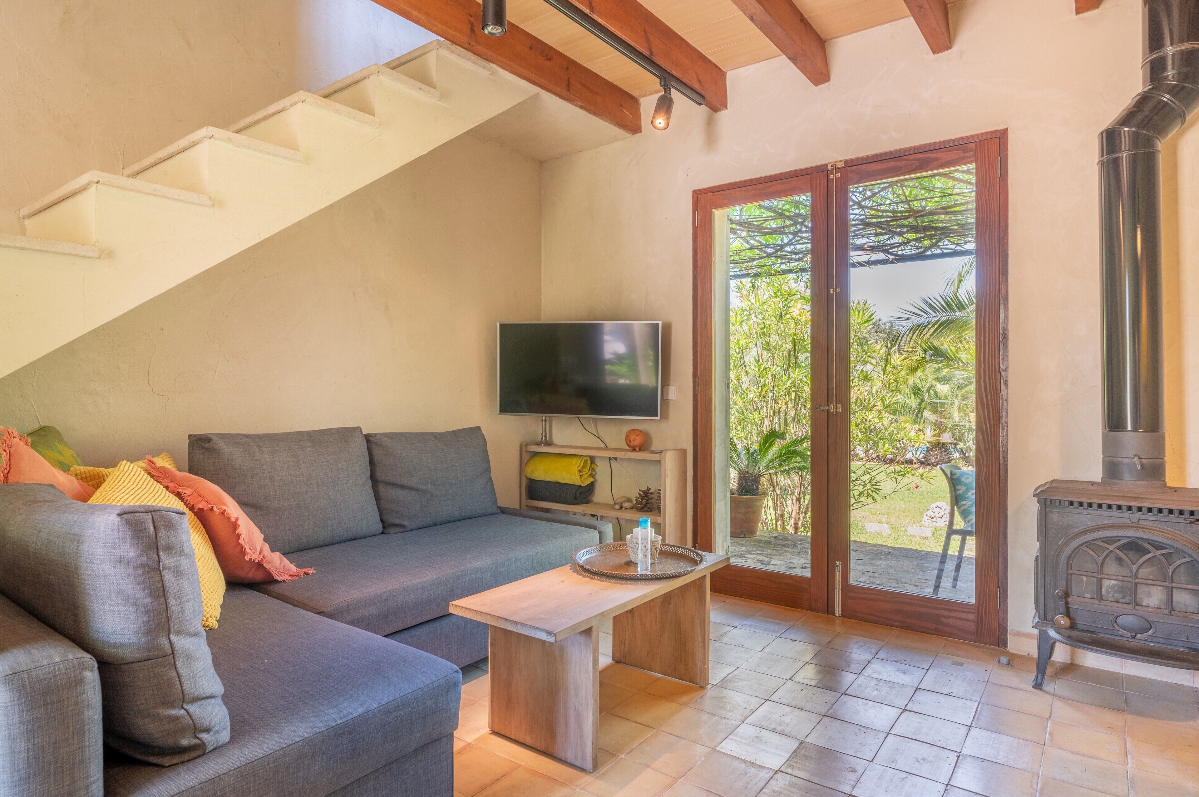 Televisión y chimenea 