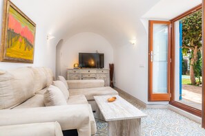 Televisión, chimenea y estéreo