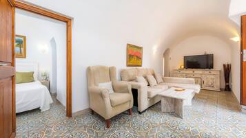 Fernseher, Kamin, Stereoanlage