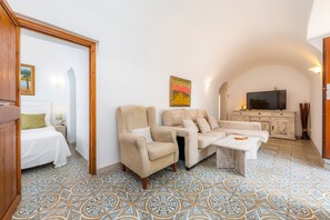 Televisie, een open haard en een stereo