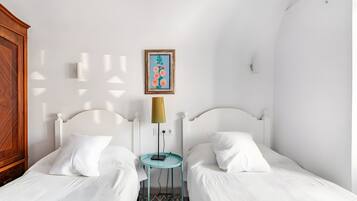 3 slaapkamers, een strijkplank/strijkijzer, gratis wifi, beddengoed