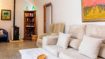TV, fireplace, stereo