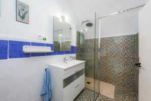 Douche, sèche-cheveux, serviettes fournies