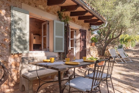 Outdoor dining. Holiday Home 'Groc' with Mountain View, Shared Pool and Wi-Fi