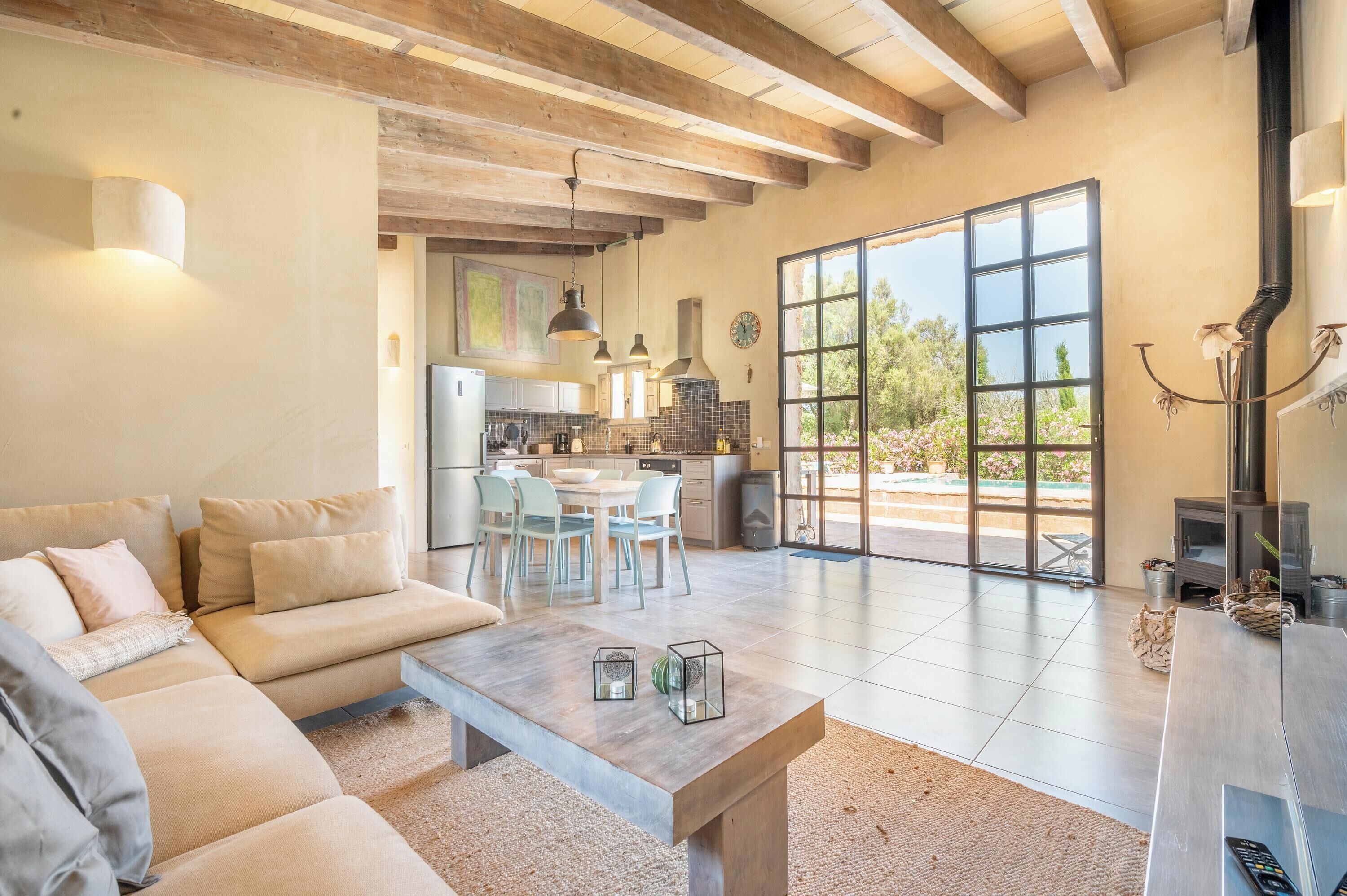 Una televisión, una chimenea