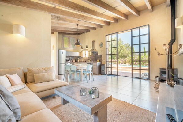 TV, fireplace - Holiday Home 'Cascada' with Mountain View, Private Pool and Wi-Fi (Costitx)