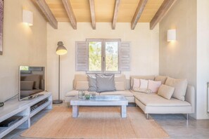 TV, fireplace - Holiday Home 'Cascada' with Mountain View, Private Pool and Wi-Fi (Costitx)