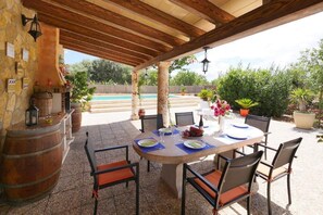 Outdoor dining - Vacation Home “Casa Sa Rota” with Mountain View (Ariany)