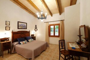 3 bedrooms, iron/ironing board, free WiFi, bed sheets - Vacation Home “Casa Sa Rota” with Mountain View (Ariany)