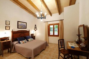 3 bedrooms, iron/ironing board, free WiFi, bed sheets - Vacation Home “Casa Sa Rota” with Mountain View (Ariany)
