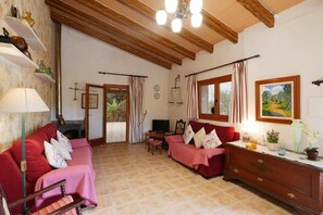 Fernseher, Kamin, Tischtennisplatte