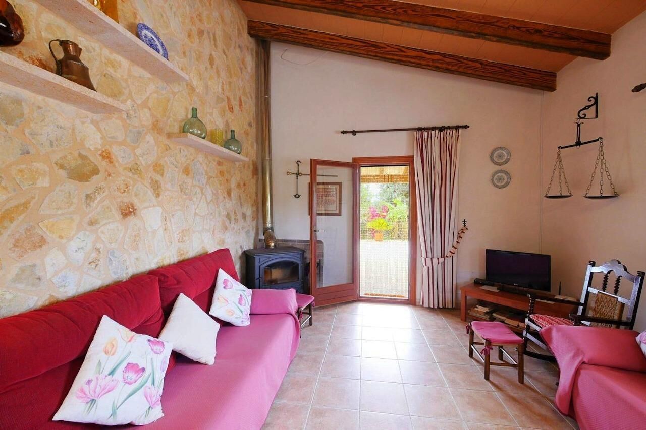 Een televisie, een open haard en een tafeltennistafel