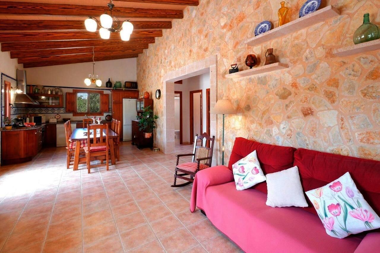 Una televisión, una chimenea, una mesa de tenis de mesa