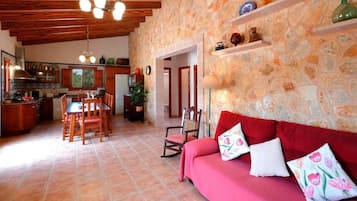 TV, caminetto, tavolo da ping pong