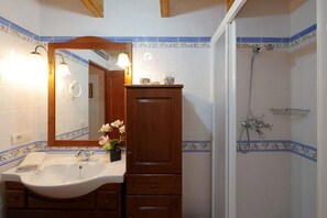 Douche, sèche-cheveux, serviettes fournies