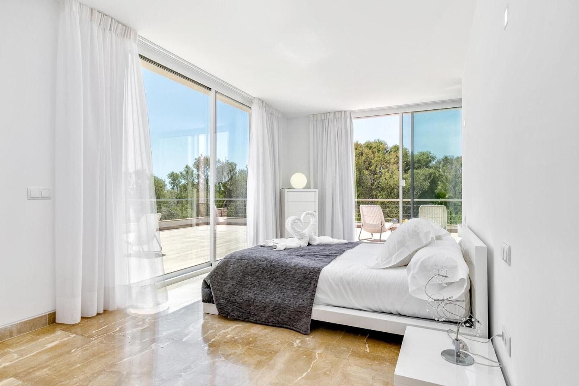 5 bedrooms, iron/ironing board, free WiFi, bed sheets