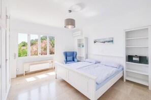 4 slaapkamers, een strijkplank/strijkijzer, gratis wifi, beddengoed