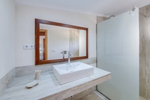 Baignoire, séchoir à cheveux, serviettes fournies
