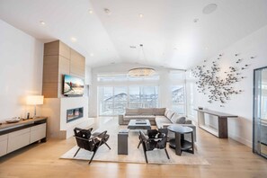 Smart TV, chimenea y videojuegos