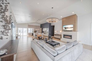 TV connectée, cheminée, jeux vidéo