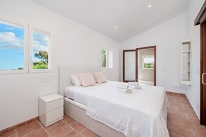 3 bedrooms, iron/ironing board, free WiFi, bed sheets - Vacation Home "Villa Abril" with Mountain View, Pool, & Wi-Fi (Santanyí)