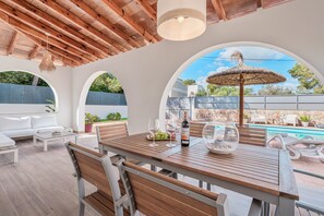 Outdoor dining - Vacation Home "Villa Abril" with Mountain View, Pool, & Wi-Fi (Santanyí)