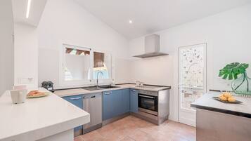 Een koelkast, een magnetron, een oven, een kookplaat